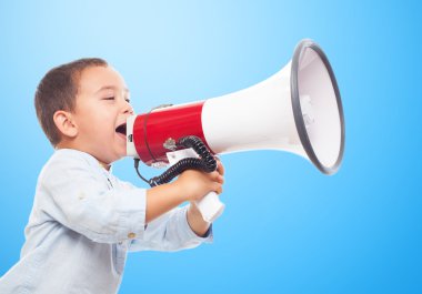 Küçük çocuk üzerinde megafon bağırarak