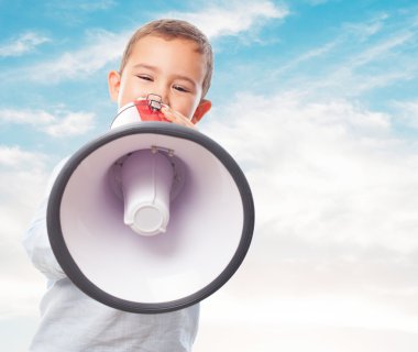 Küçük çocuk üzerinde megafon bağırarak