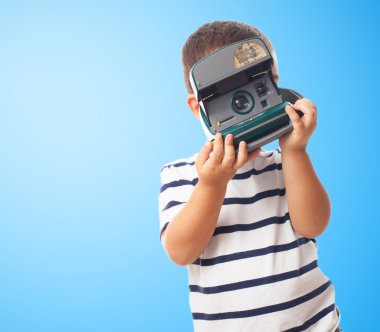 Küçük çocuk ile polaroid fotoğraf çekmek