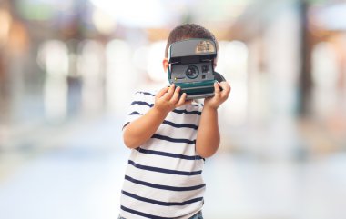 Küçük çocuk ile polaroid fotoğraf çekmek