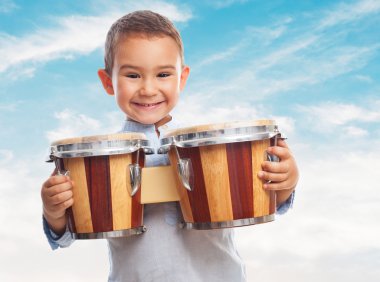 Küçük çocuk holding davul