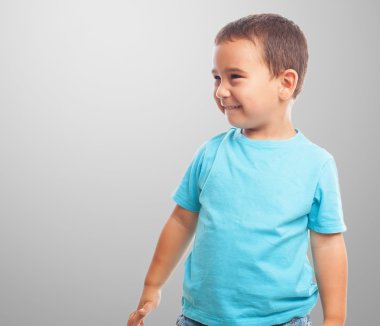 Mutlu hareketi ile küçük çocuk