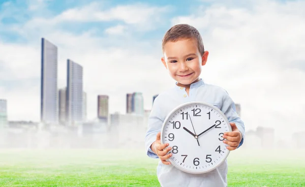 Menino segurando relógio — Fotografia de Stock