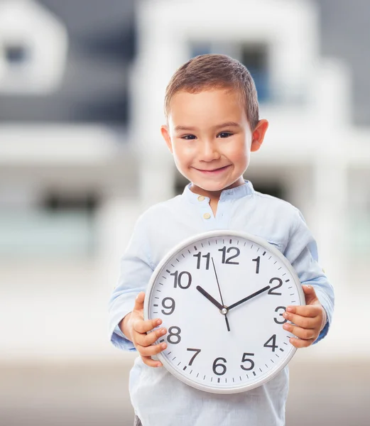 Pequeño niño sosteniendo reloj — Foto de Stock
