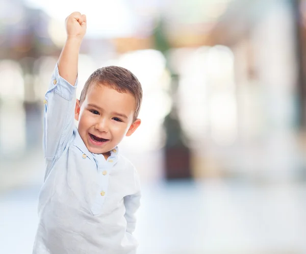 Kleiner Junge mit Siegergeste — Stockfoto