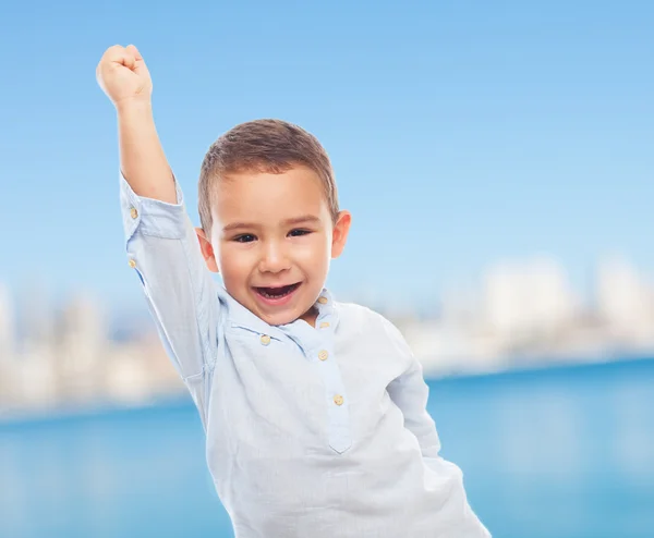 Kleiner Junge mit Siegergeste — Stockfoto