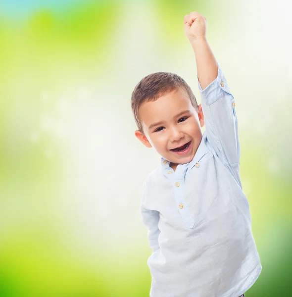 Маленький мальчик с победным жестом — стоковое фото