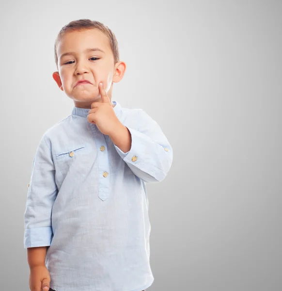 Kleiner Junge mit nachdenklicher Geste — Stockfoto