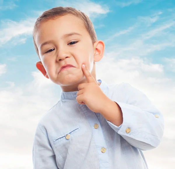 Kleiner Junge mit nachdenklicher Geste — Stockfoto