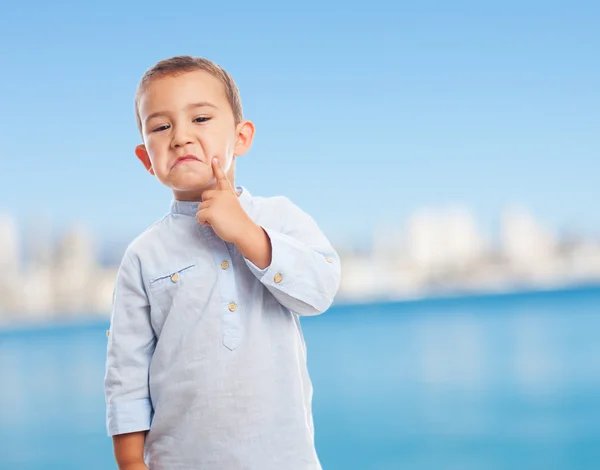 Kleine jongen met nadenkend gebaar — Stockfoto