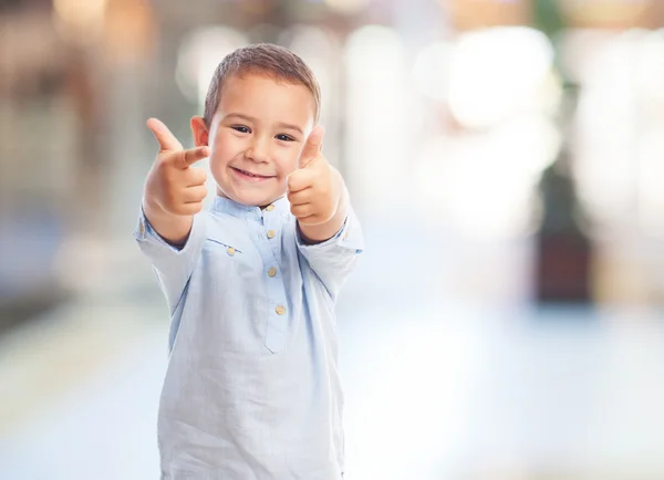 Kleiner Junge macht Siegesgeste — Stockfoto