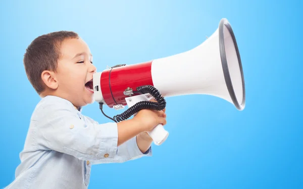 Kleine jongen schreeuwen met megafoon — Stockfoto