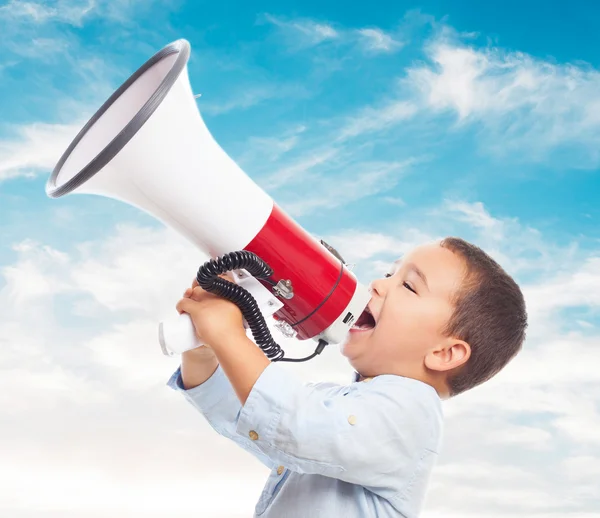 Kleine jongen schreeuwen met megafoon — Stockfoto