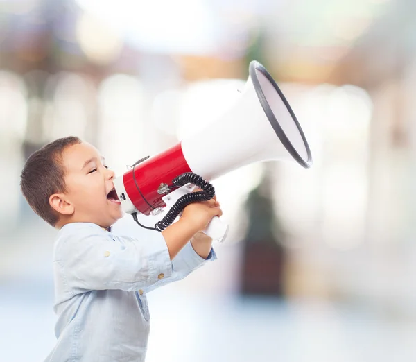 Kleine jongen schreeuwen met megafoon — Stockfoto