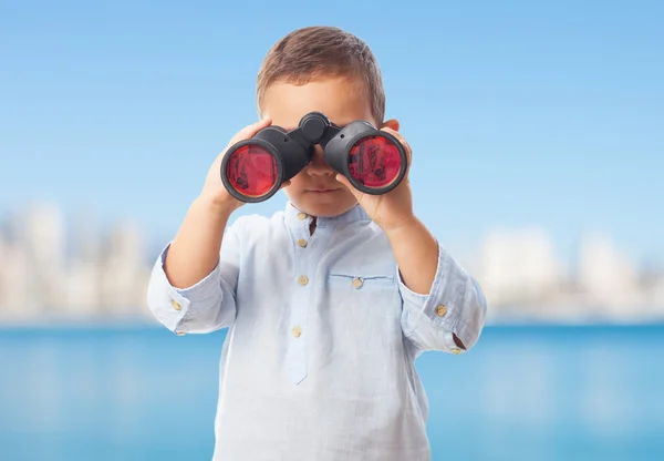 Niño mirando a través de los prismáticos — Foto de Stock