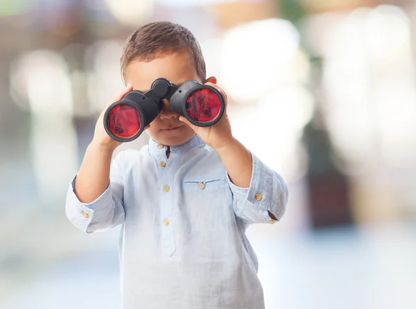 Niño mirando a través de los prismáticos — Foto de Stock