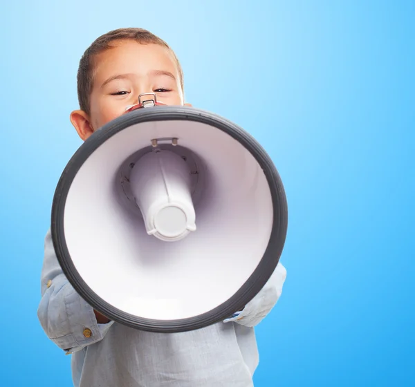 Kleine jongen die betrekking hebben op met megafoon — Stockfoto