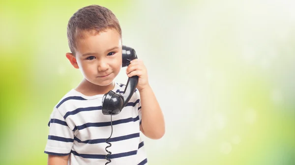 Kleine jongen praten over de telefoon — Stockfoto