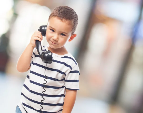 Kleine jongen praten over de telefoon — Stockfoto