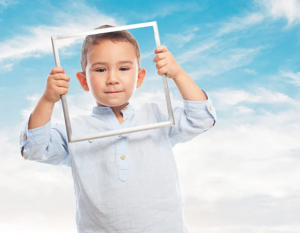 Kleiner Junge schaut durch Rahmen — Stockfoto