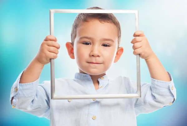 Kleiner Junge schaut durch Rahmen — Stockfoto