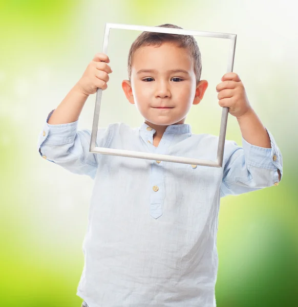 Kleiner Junge schaut durch Rahmen — Stockfoto