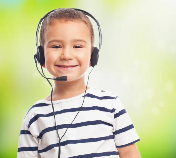 Kleine jongen met behulp van headset — Stockfoto