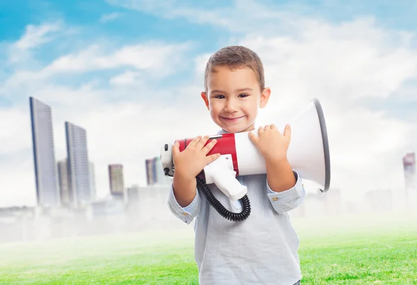 Kleine jongen bedrijf megafoon — Stockfoto