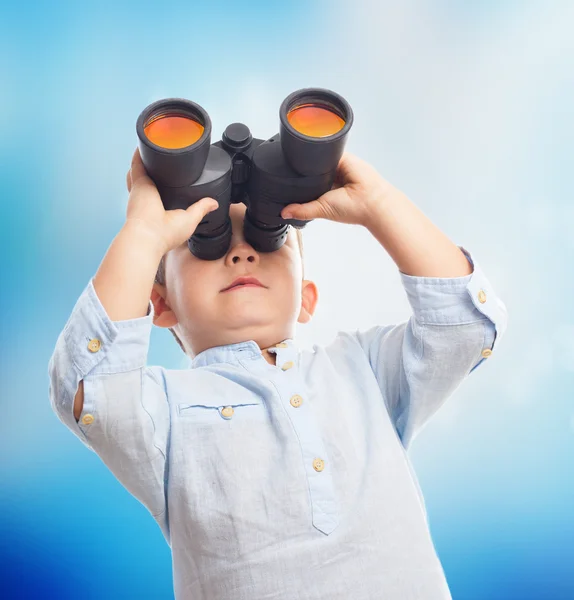 Kleine jongen op zoek door middel van verrekijkers — Stockfoto
