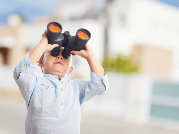 Liten pojke tittar genom kikare — Stockfoto