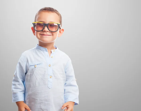 レトロなサングラスをかけている少年 — ストック写真