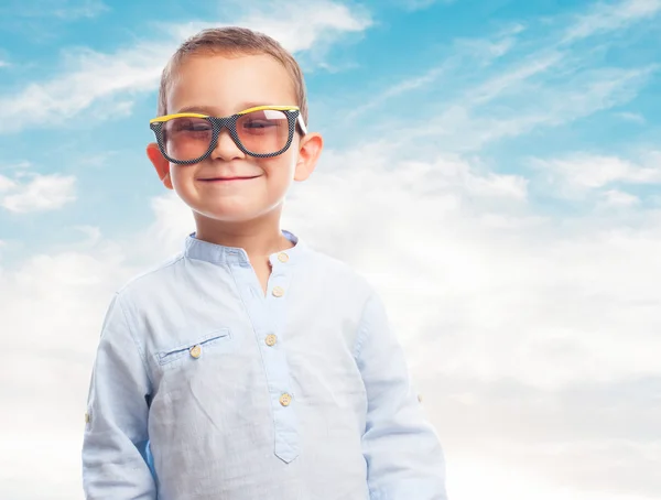 Μικρό αγόρι φορώντας γυαλιά ηλίου για ρετρό — Φωτογραφία Αρχείου