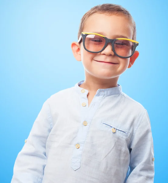 Kleine jongen retro zonnebril dragen — Stockfoto