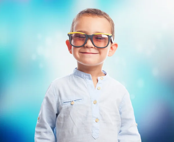 Kleine jongen retro zonnebril dragen — Stockfoto