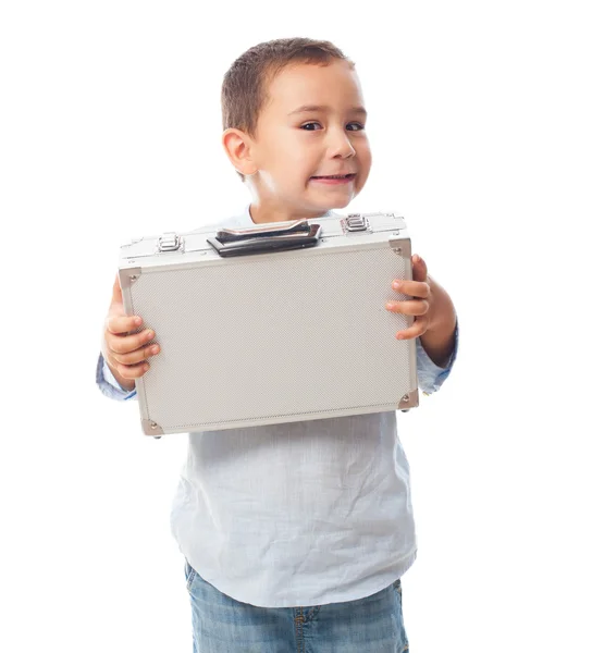 Niño sosteniendo maletín pesado — Foto de Stock