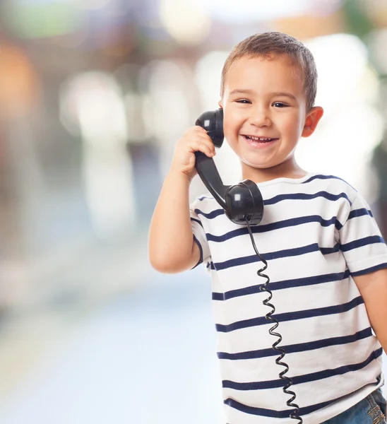 Pequeño niño hablando por teléfono — Foto de Stock