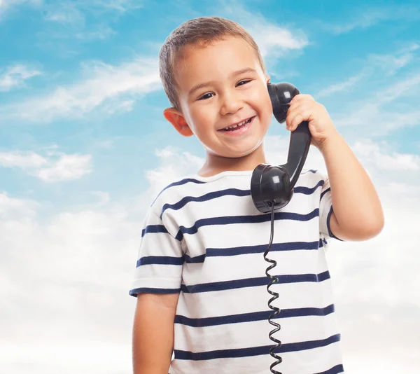 Kleine jongen praten over de telefoon — Stockfoto