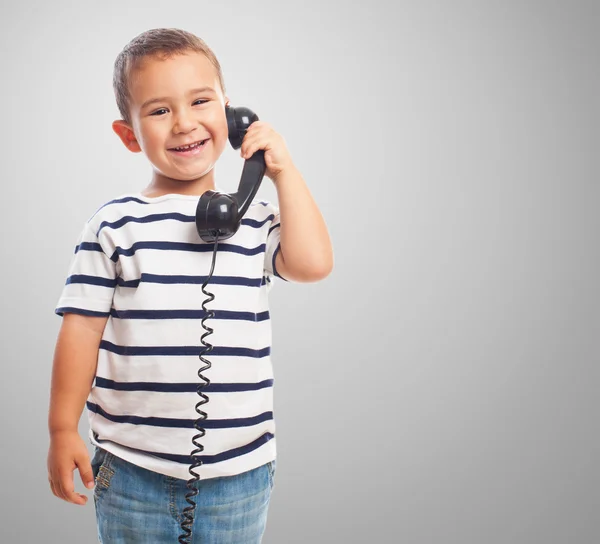Küçük çocuk telefonla konuşuyor — Stok fotoğraf