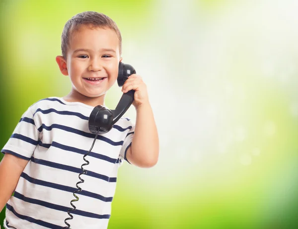 Kleine jongen praten over de telefoon — Stockfoto