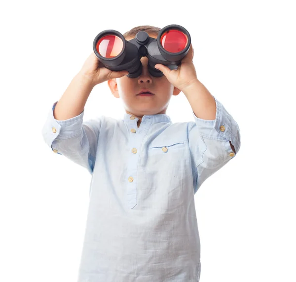 Malý chlapec při pohledu dalekohledem — Stock fotografie