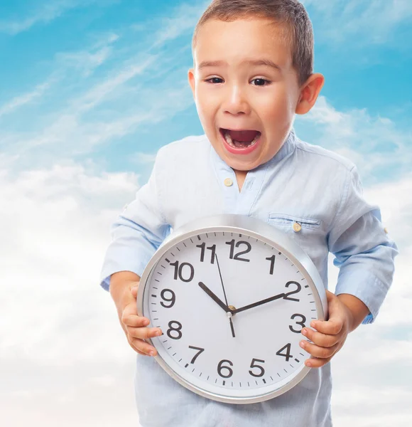Kleine jongen bedrijf klok — Stockfoto