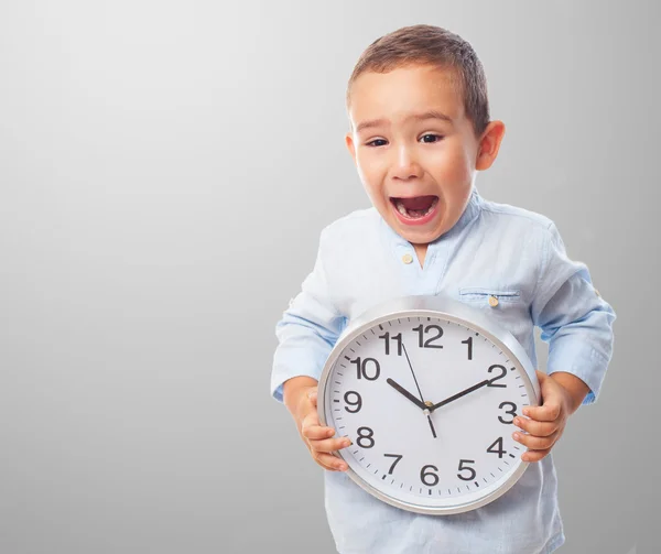 Menino segurando relógio — Fotografia de Stock