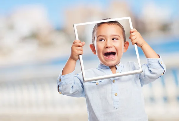 Kleiner Junge schaut durch Rahmen — Stockfoto