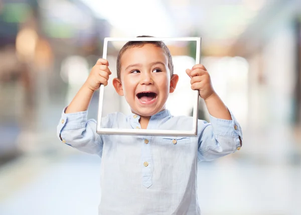Niño mirando a través del marco — Foto de Stock