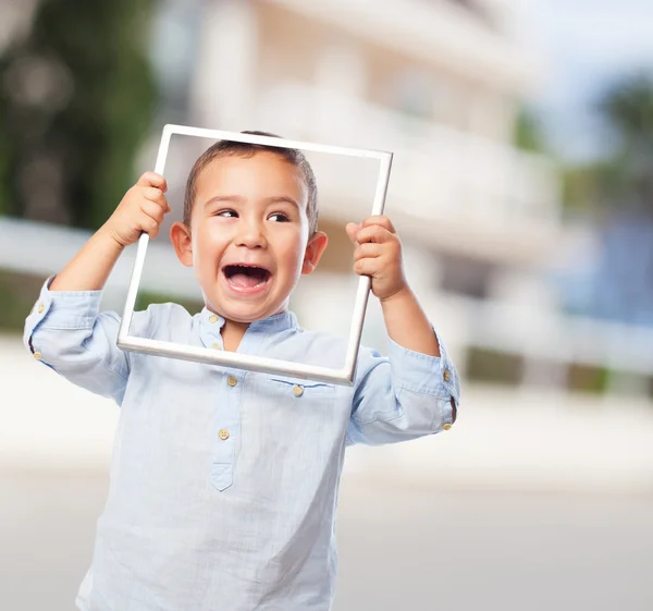 Kleiner Junge schaut durch Rahmen — Stockfoto