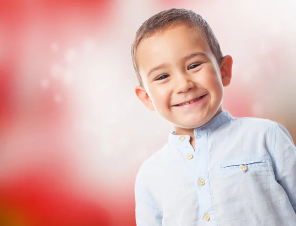 Kleiner Junge mit lächelnder Geste — Stockfoto