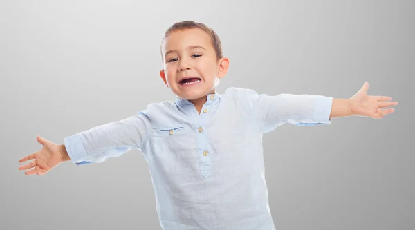 Kleine jongen zijn armen openen — Stockfoto