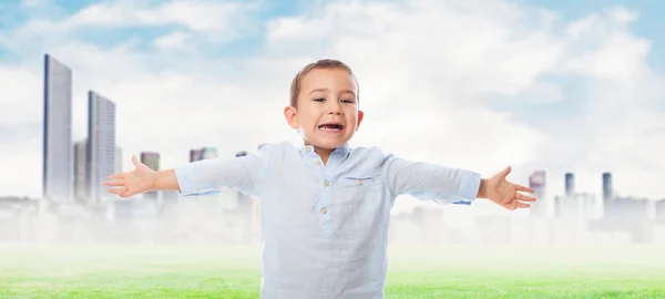 Pequeño niño abriendo los brazos — Foto de Stock