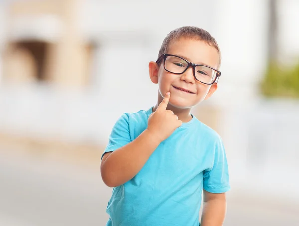 Liten pojke med tror gest — Stockfoto