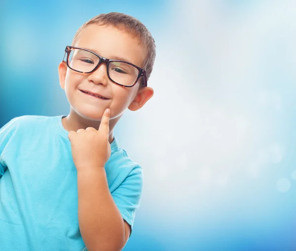 Kleiner Junge mit Denkgeste — Stockfoto